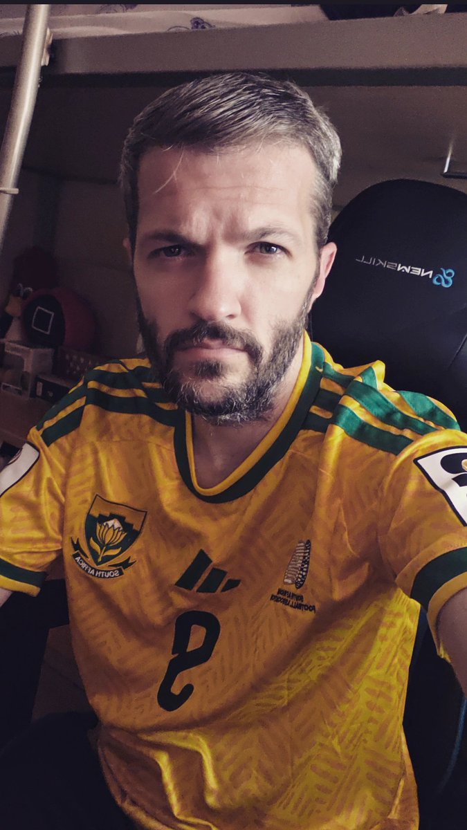 OliverAtomESP's tweet photo. Yo no puedo tengo futbol❤️ Empezamos el Mundial 2026 con la camiseta de Sudafrica puesta con Foster a la cabeza!❤️ https://t.co/huiLgdo63E