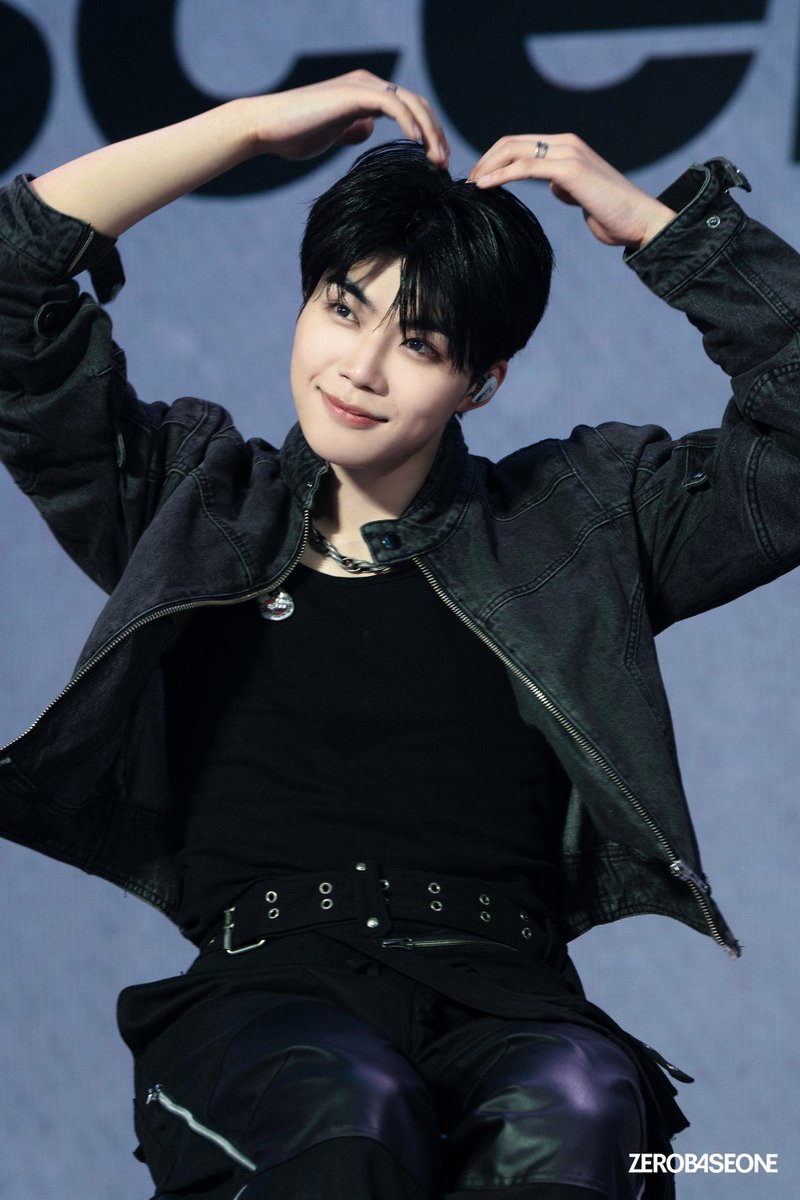 Monoghost_H's tweet photo. Gunwook CB premier behinds!!! 💗💗💗.....I miss him so much even though we saw him during MCA😭😭😭 https://t.co/Xltz52XmN7