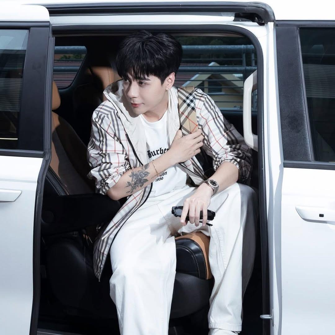 phan175617's tweet photo. Mê cái tạo hình thanh xuân vườn trường này quá 

MASTERD BURBERRY SUMMER 2026
#QuangHungMasterD
#MasterDxBurberryBKK26 https://t.co/MSEKqyz7Jn
