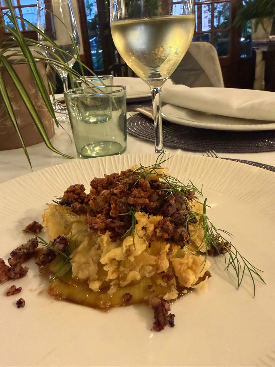ExperienceSalou's tweet photo. A racodeNicorestaurante carxofes en dues textures: confitada i pètals de tempura, crema de tomàquet sec amb ametlla i botifarra negra 😋🍷. Avui #tastasalou👏👏 
Salou Food Experience
.
#gastronomia #salou #CostaDaurada #TurismeDipta https://t.co/jzjuXHNJyZ