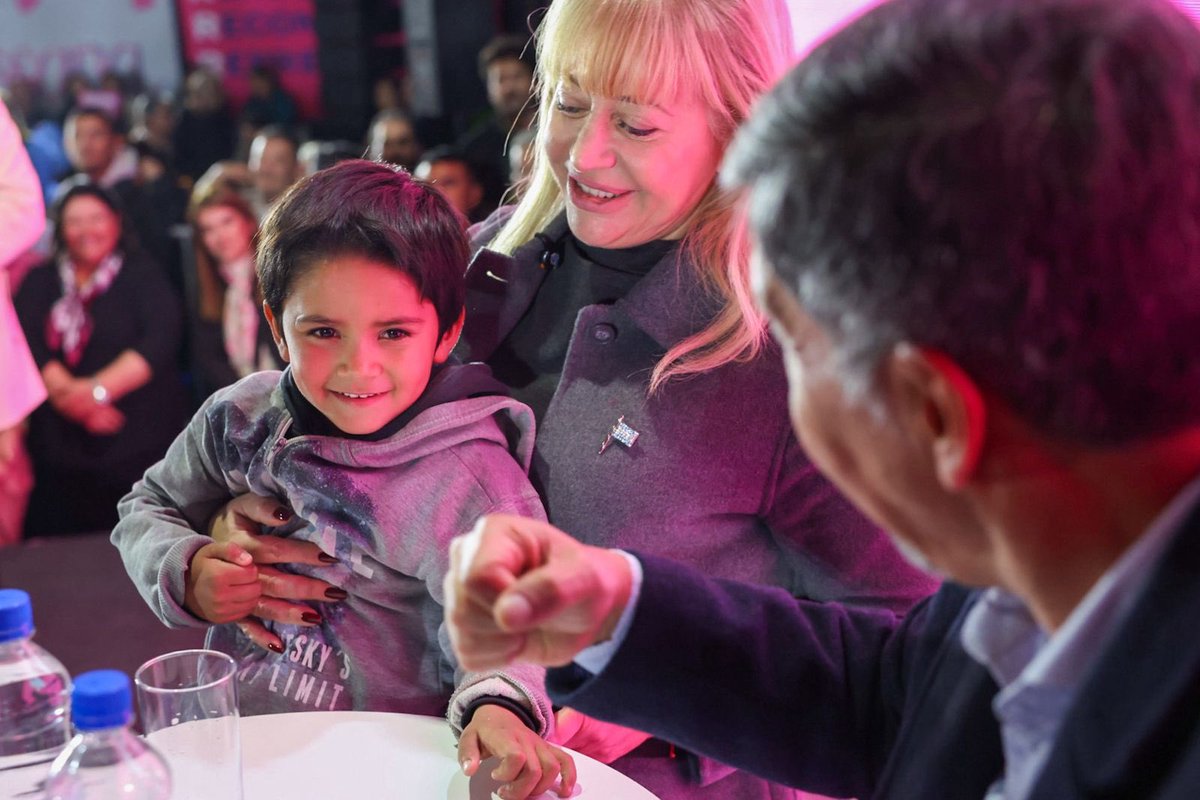 RossanaChahla's tweet photo. 🤝 En el Club Belgrano lanzamos el Primer Foro Vecinal, un espacio de participación ciudadana para seguir fortaleciendo el diálogo directo con nuestros vecinos. Tuvimos el honor de contar con la presencia del vicegobernador, @AcevedoMiguelok .

👨‍👩‍👧‍👦 A través de testimonios de personas de distintas edades, hicimos un recorrido simbólico por las distintas etapas de la vida, reflejando el acompañamiento de un Estado municipal presente con políticas públicas orientadas a la niñez, la juventud, la adultez y a los adultos mayores.

🗣️ La escucha y la cercanía son fundamentales para construir soluciones reales. Cada propuesta, cada necesidad y la mirada de los vecinos nos ayudan a seguir trabajando para mejorar la calidad de vida de todos.

❤️ La participación vecinal es una herramienta clave para consolidar una ciudad más inclusiva, cercana y con más oportunidades para todos. Es una impronta de nuestra gestión. Muchas gracias a mi gabinete municipal y a los concejales por acompañarme en este nuevo desafío.