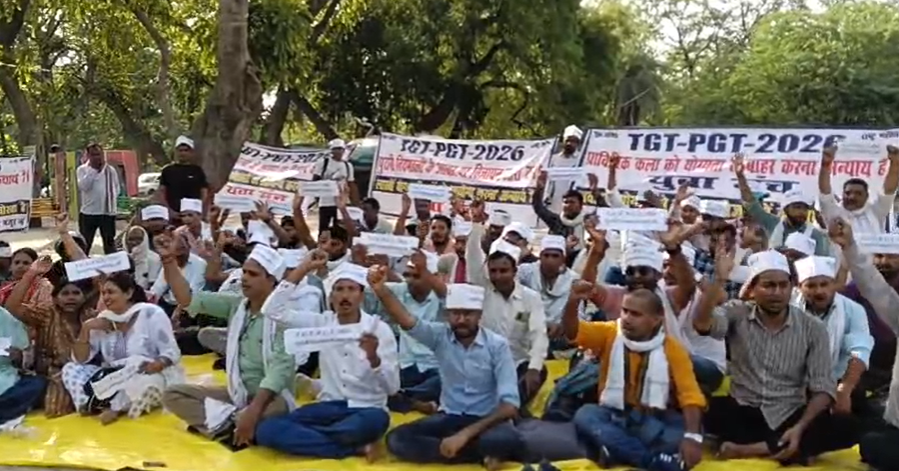 bstvlive's tweet photo. प्रयागराज: टीजीटी पीजीटी अभ्यर्थियों का धरना प्रदर्शन
➡️पुरानी नियमावली से भर्ती प्रक्रिया की मांग
➡️मुख्यमंत्री योगी को संबोधित ज्ञापन दिया
➡️अभ्यर्थियों ने मांगों को लेकर किया प्रदर्शन
#Prayagraj #TGTPGT #CandidatesProtest @prayagraj_pol @DM_PRAYAGRAJ https://t.co/eX6ecXMyQy