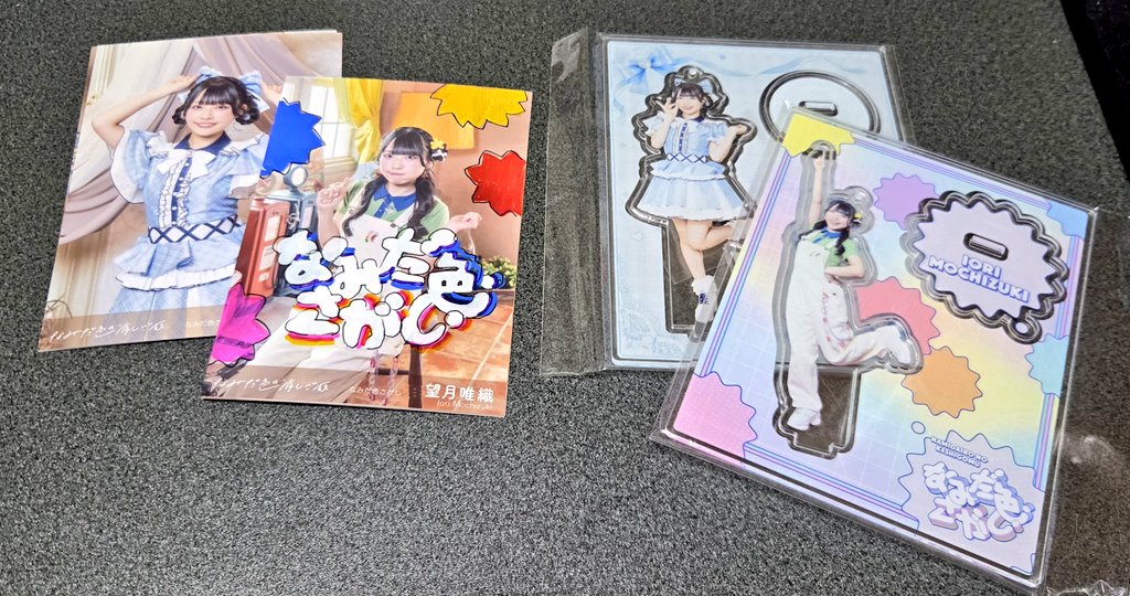 mos1988's tweet photo. 唯織ちゃんのアクスタシートとブロマイド届いたけど、デコ入ってて神 https://t.co/xOY8dqYg4c