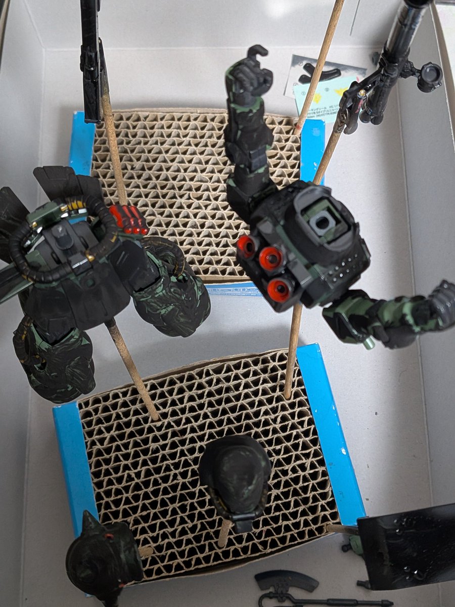 setcetra's tweet photo. 組み立てとスミ入れを兼ねたウェザリングまで〜。
バーニアの赤がいい感じに差し色になってるんだなぁ。
明日以降、拭き取りとトップコート吹いて完成予定。多分明後日。 https://t.co/qaybrfaULO