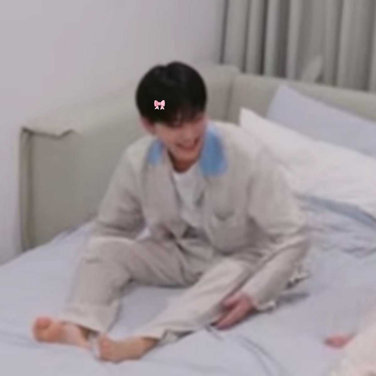 jwkittie's tweet photo. jungwon so tiny https://t.co/R11phO7Rj3