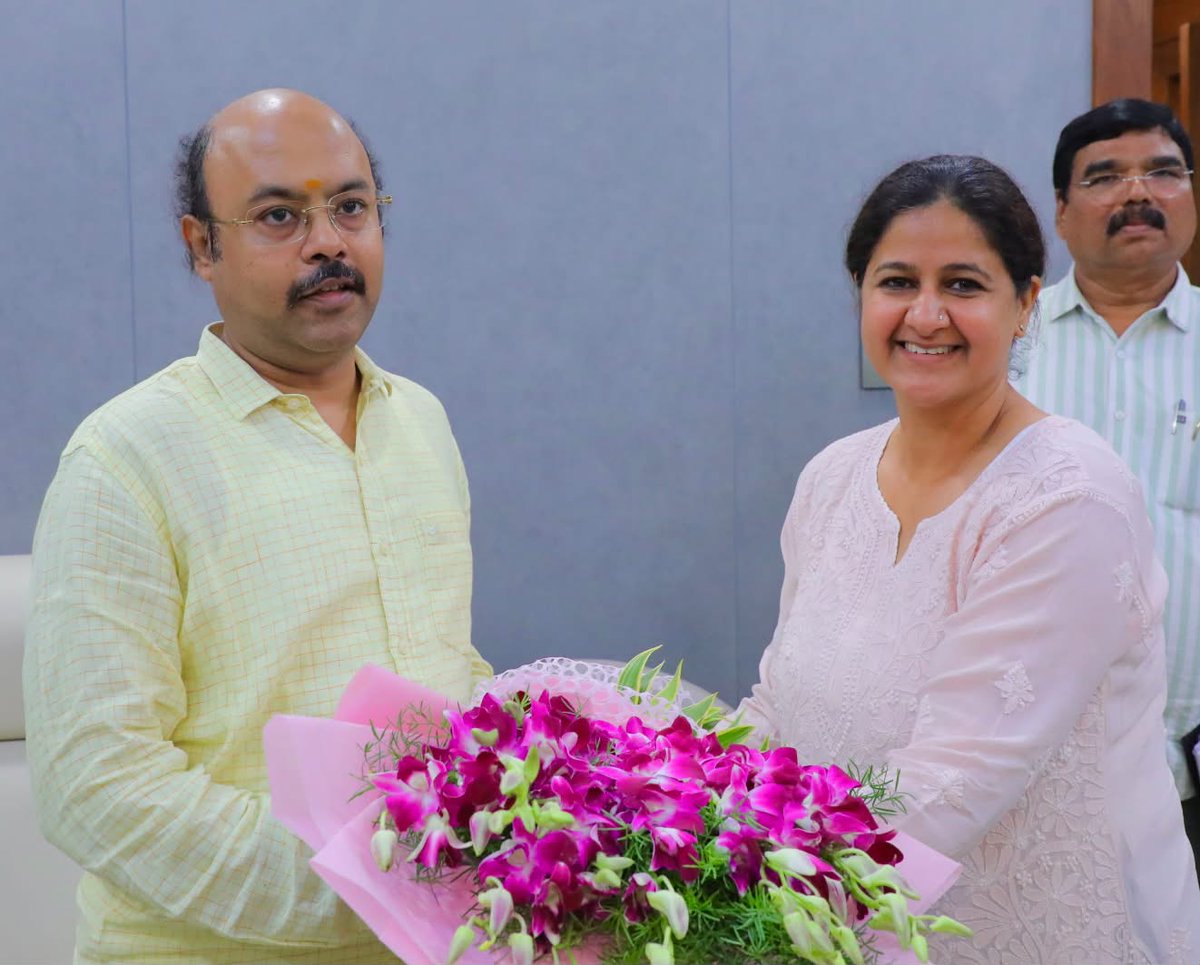 Dr_Yathindra_S's tweet photo. ನಗರಾಭಿವೃದ್ಧಿ ಸಚಿವನಾಗಿ ಜವಾಬ್ದಾರಿ ವಹಿಸಿಕೊಂಡಿರುವ ಹಿನ್ನೆಲೆಯಲ್ಲಿ ಇಂದು ವಿಶ್ವ ಬ್ಯಾಂಕ್‌ನ ಪ್ರತಿನಿಧಿಗಳು ಭೇಟಿಯಾಗಿ ಶುಭಾಶಯಗಳನ್ನು ಕೋರಿದರು.
1/4 https://t.co/S8HgDtxgen