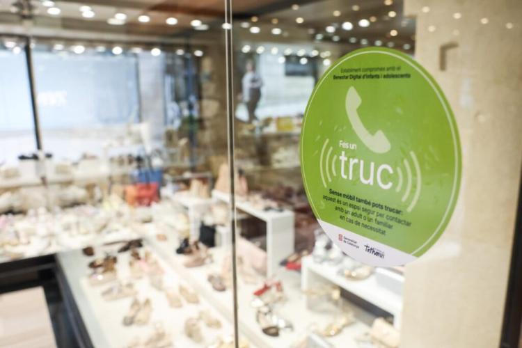 xarxaomnia's tweet photo. 📞🏪 Neix "Fes un truc", una iniciativa de @tic que converteix els comerços de proximitat en punts de perquè infants i adolescents puguin fer una trucada en cas de necessitat.

Una proposta per reduir la dependència prematura del mòbil.

https://t.co/XxBiKN0FMp https://t.co/X0GZSv9D2s