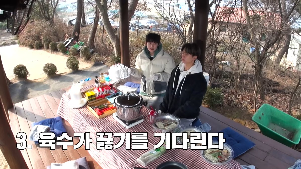 pinknooieu's tweet photo. sunoo will always be jay's kitchen assistant ☺️😆 https://t.co/xLJGPMMwaZ
