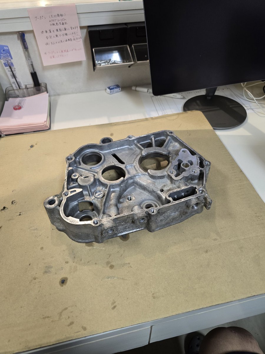 GPZ1000RR's tweet photo. クランクケースのガスケット部、ヘッド部の面取り
粗目→中目まで終わり
作業しながら飲みたかったからタンブラーはマステでカバー 
普通に頭悪いと思う。笑
動画は粗目の時点。後ろの音楽はうるさいからイヤホンのノイキャンで集中しながらしてた https://t.co/ELAk0BwazE