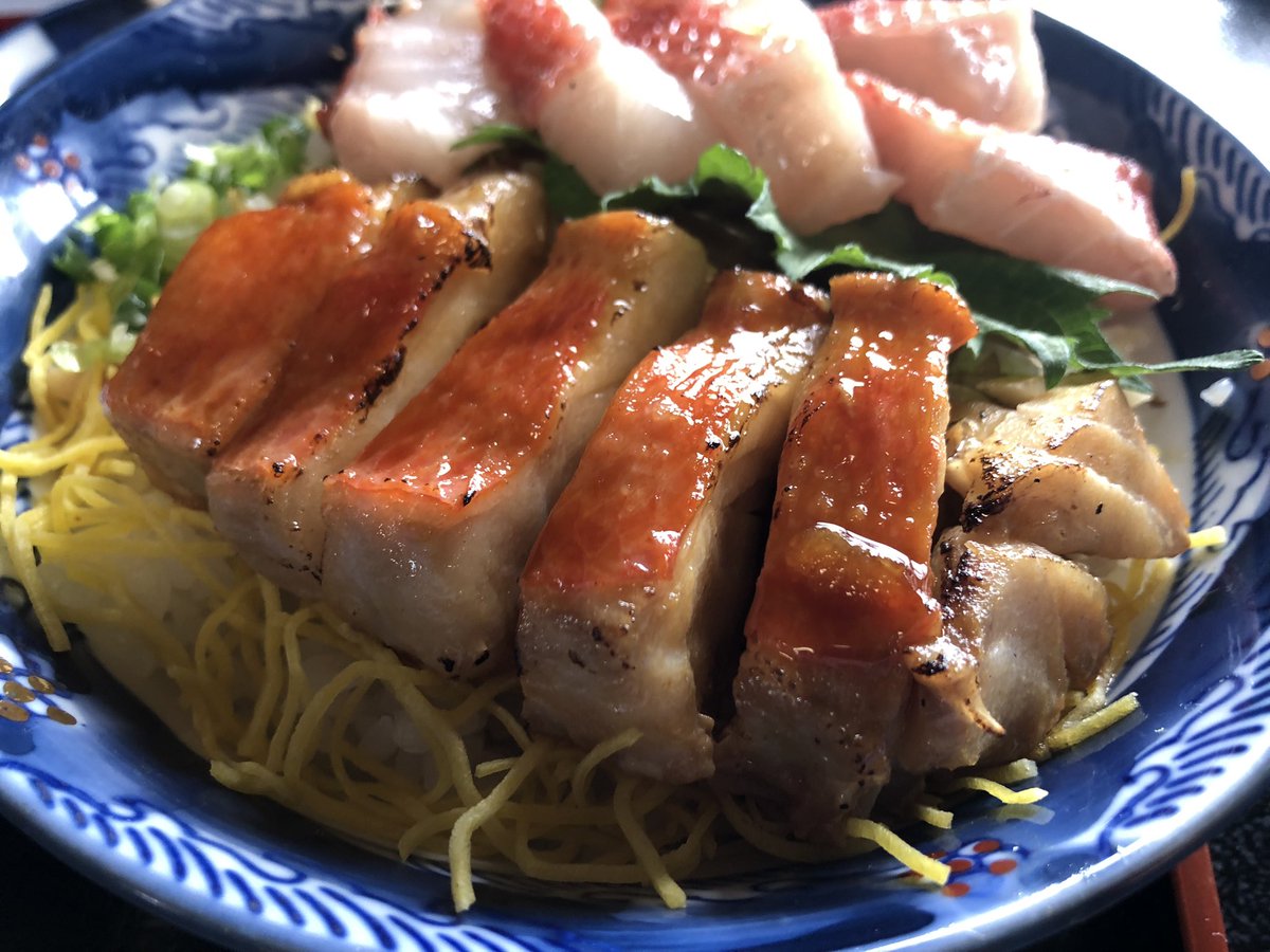 tabitanu's tweet photo. #たびたぬ遍路飯 その4は高知県室戸市の #料亭花月。25番津照寺至近。漁師町の室津。ここで食べるは金目鯛一択！刺身と照り焼き、最後は金目鯛で取った出汁で茶漬け風。お店の雰囲気も良いです。旨。 https://t.co/vCdViPer8j