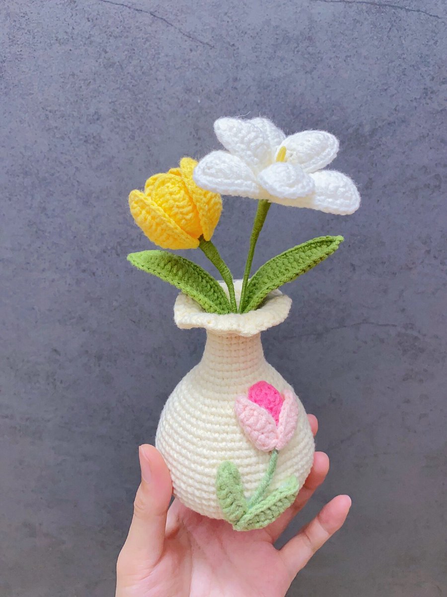 jabl_elnaaar's tweet photo. Just finished this cute hand-knit mini vase for my desk! It’s the perfect tiny decor to brighten my workspace https://t.co/AsqrJu6yQE