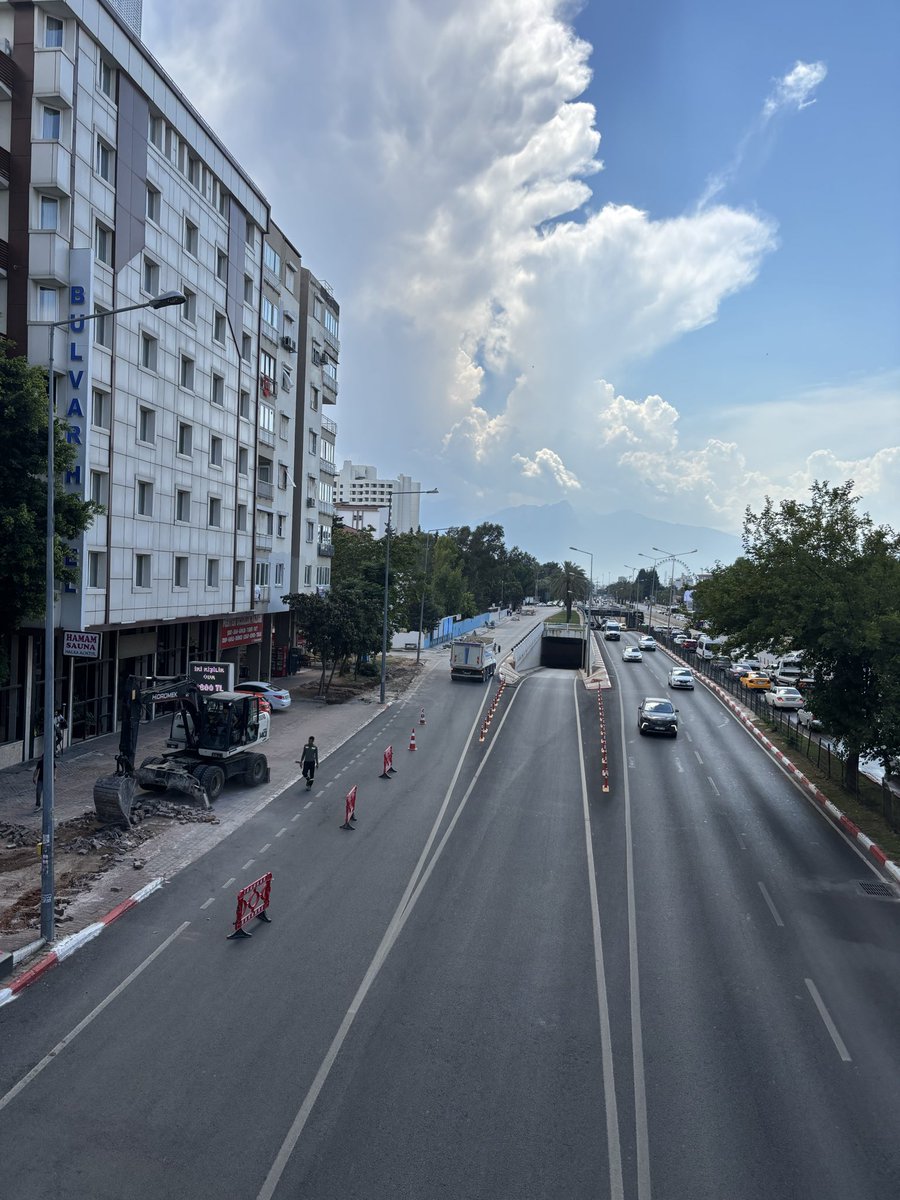 d_eryurek's tweet photo. Antalya Büyük şehirin bütçesi fazla verdi sanırım. Kullanılan kaldırımı bozup yerine yenisini yapıyor. @ANTALYAHABER_TR @ANTALYABB https://t.co/ctcPoKiUUY