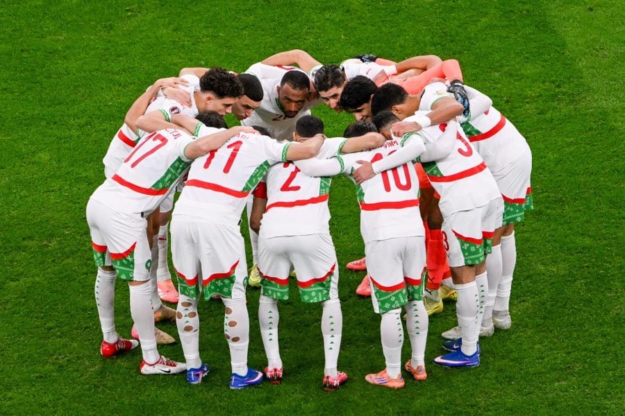 youssefamz13's tweet photo. À J-2 de notre premier match face au Brésil, les débats continuent autour de la liste, de certains choix du sélectionneur ou encore de l’absence de certains joueurs.

C’est normal, chacun a son avis et sa vision des choses. Mais aujourd’hui, les choix ont été faits. La liste est connue et ceux qui porteront le maillot du Maroc dans cette Coupe du monde sont désormais identifiés.

Qu’ils viennent de Botola, d’Europe, des pays du Golfe ou d’ailleurs, ils auront tous le même écusson sur la poitrine et le même objectif : représenter dignement notre pays.

L’heure n’est plus aux divisions entre joueurs locaux et joueurs évoluant à l’étranger. L’heure est au soutien. Car quoi que l’on pense de certains choix, seuls le sélectionneur, son staff et les joueurs connaissent réellement tous les éléments qui ont conduit à ces décisions.

Maintenant, place au terrain. Place à la compétition. Place à l’union sacrée derrière cette équipe nationale.

Dans deux jours, ce ne sera plus une question de liste ou de débats. Ce sera simplement le Maroc.