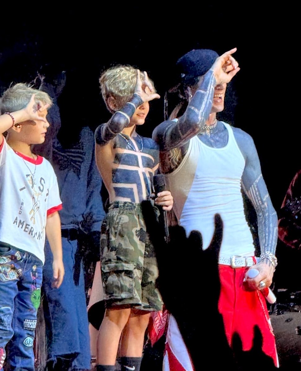 LPhybridtheory's tweet photo. Mgk with his mini-mes 🖤 https://t.co/o9iIlSCtLS