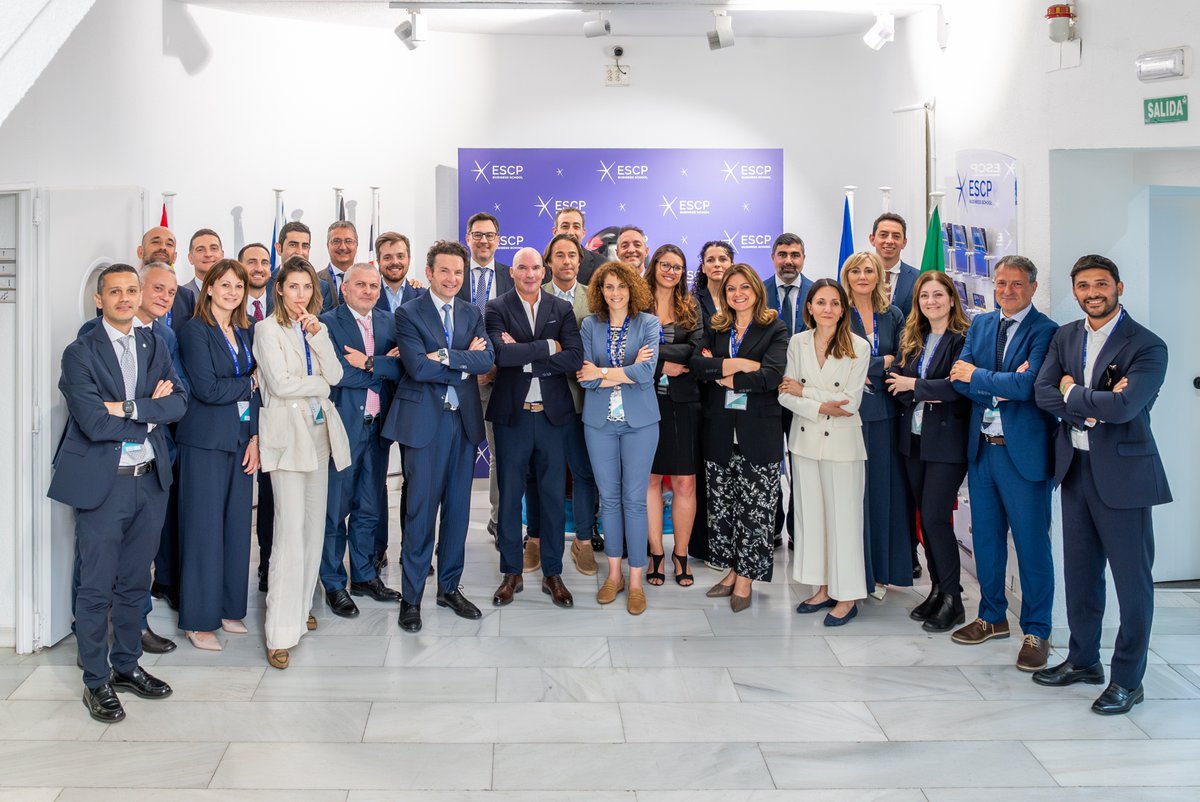 AceaGruppo's tweet photo. Come affrontare le sfide legate alla gestione della risorsa idrica in un contesto sempre più influenzato dai cambiamenti climatici, dall’evoluzione normativa e dalla crescente domanda di resilienza delle infrastrutture?

Da questa domanda è partita la prima tappa di High & Future Leaders, uno dei percorsi formativi di Acea Academy, il programma dedicato alla crescita manageriale articolato in quattro tappe, pensato per approfondire i principali trend che stanno trasformando il settore delle infrastrutture e dei servizi essenziali, realizzato in partnership con ESCP Business School.
La prima tappa, dedicata al tema della Water Resilience, si è svolta a Madrid presso la ESCP Business School e ha coinvolto 29 partecipanti provenienti da 8 società Acea.

Nel corso delle giornate, i nostri manager si sono confrontati con esperti internazionali, accademici e professionisti del settore sui temi della resilienza della risorsa idrica, approfondendo scenari evolutivi, modelli di governance e strategie innovative per una gestione sempre più efficiente e sostenibile dell’acqua.
Dall’esperienza spagnola nella gestione della scarsità idrica ai temi del riuso delle acque, della digitalizzazione delle reti, della resilienza delle infrastrutture e dell’integrazione tra acqua ed energia, il percorso ha offerto l’opportunità di analizzare best practice europee e riflettere sulle sfide che attendono il settore nei prossimi anni.

L’esperienza si è conclusa con una visita presso IMDEA Water, centro di eccellenza internazionale per la ricerca applicata, dedicato ai temi della gestione dell’acqua, della dissalazione e dell’efficienza energetica, che ha permesso di approfondire tecnologie innovative e sperimentazioni nei nostri ambiti di intervento.

Investire nelle persone significa sviluppare competenze, visione e capacità di anticipare il cambiamento. Per affrontare le transizioni in atto servono infatti conoscenze sempre più integrate, approcci innovativi e una leadership capace di trasformare le sfide in opportunità.

#Acea #AceaAcademy
