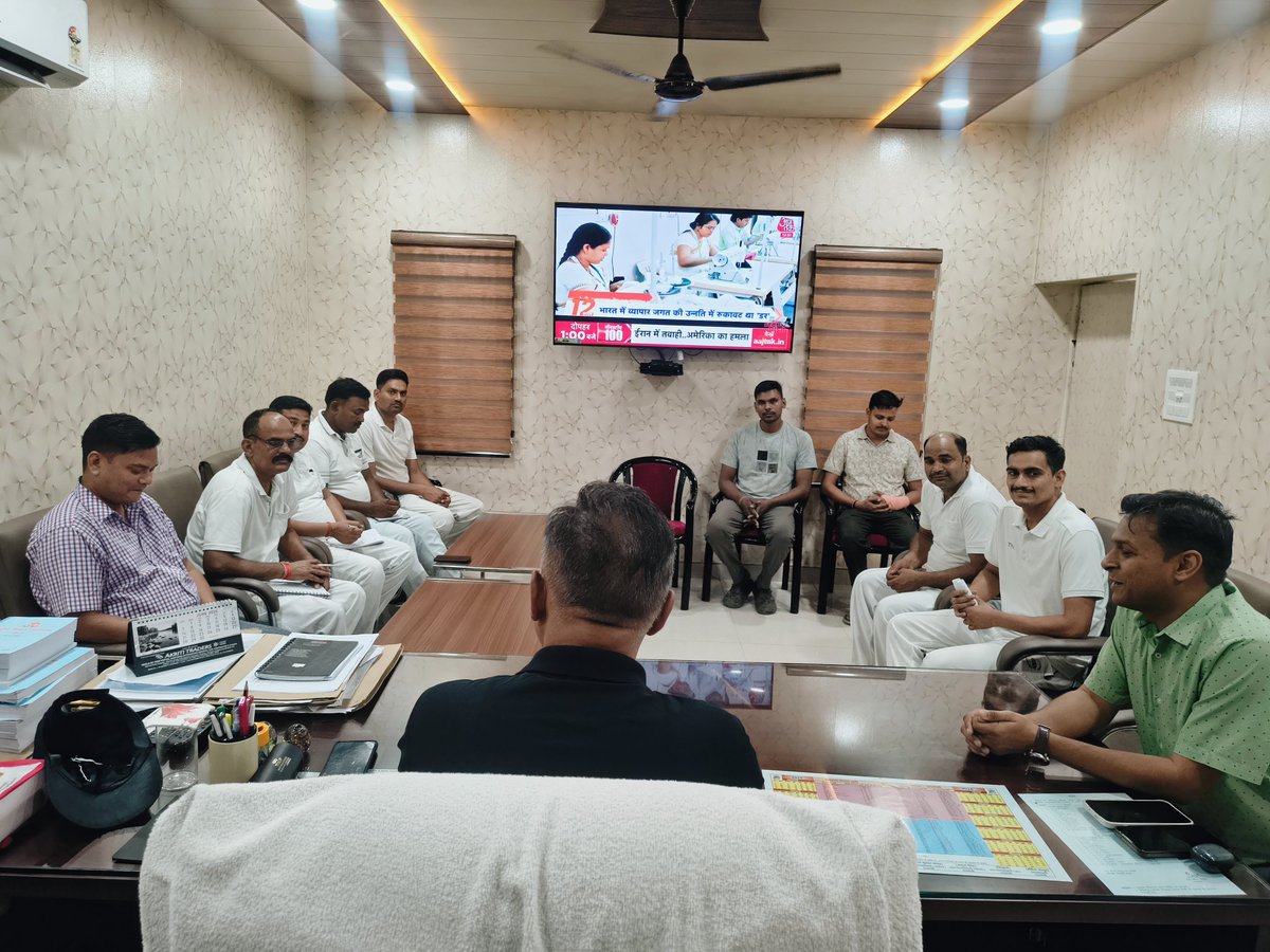 CoTwentyfivebn's tweet photo. वाहिनी में खेल संसाधनों के नवीनीकरण, उपयोगिता के हिसाब से उनका रखरखाव तथा जवानों को खेल प्रतियोगिताओं में प्रतिभाग के दौरान उनके प्रदर्शन को बेहतर करने के उद्देश्य से संबंधित व खेल समिति से सदस्यों के साथ बैठक हुई।
@Dgpacup @igpacclkw https://t.co/ATlRhGoKzt