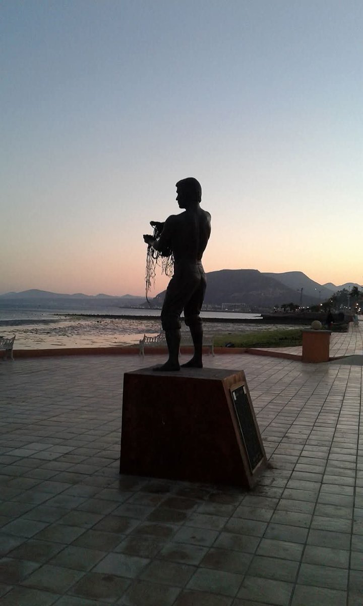 jolutay's tweet photo. !!!!BUENOS DIAS!!!!.....La Bahia y el Malecon de La Paz, BCS, iniciando un nuevo dia mientras el pescador paceño intenta lanzar su atarraya a las tranquilas aguas....Que triunfe hoy la Seleccion Mexicana de Futbol....Foto: Jose Luis Taylor. https://t.co/4AxkCjUuuX
