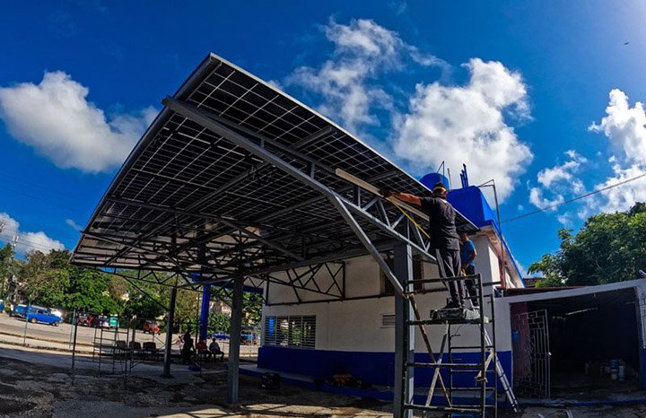 MEP_CUBA's tweet photo. La primera estación de carga fotovoltaica de la provincia de Holguín, ejecutada por la empresa Frenas Conmigo, concluyó la fase de construcción civil y se alista para la puesta en marcha con 32 kilovatios (kW) en inversores y 60 kW en baterías. https://t.co/krX7HcZVJb