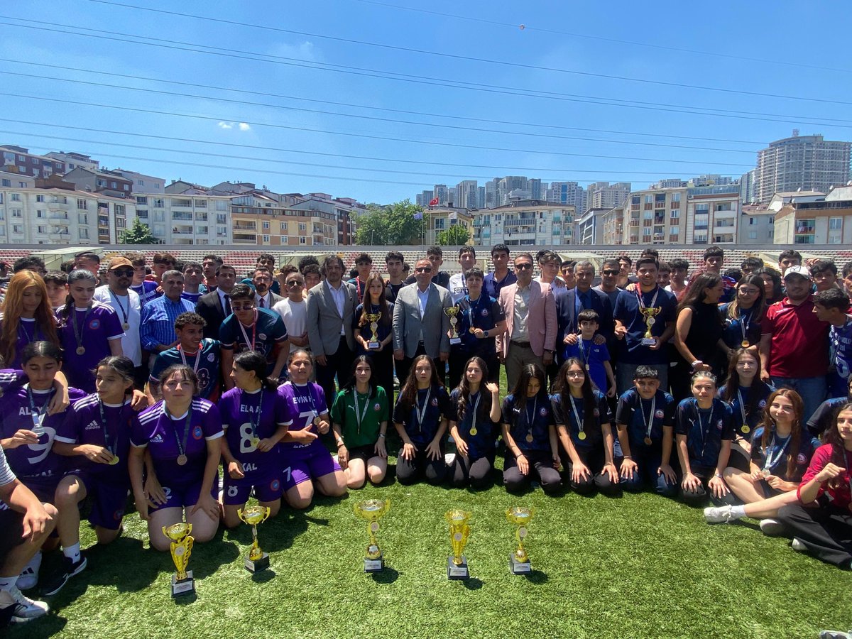 esenyurtmem's tweet photo. 🏆 Esenyurt’ta Okul Sporları Futbol Turnuvaları Tamamlandı

Esenyurt Kaymakamlığımızın himayelerinde, İlçe Millî Eğitim Müdürlüğümüz ve İlçe Gençlik ve Spor Müdürlüğümüz iş birliğinde düzenlenen Okul Sporları Okullar Arası Futbol Turnuvaları başarıyla tamamlandı.

Türkiye Yüzyılı Maarif Modeli kapsamında öğrencilerimizin sosyal, kültürel ve sportif gelişimlerini desteklemek amacıyla gerçekleştirilen turnuvalarda, 8 farklı kategoride toplam 1.290 öğrencimiz sahaya çıktı.

Turnuvaların ardından düzenlenen ödül töreni; Kaymakamımız Sayın Fatih Çobanoğlu, İlçe Millî Eğitim Müdürümüz  Tayfun Özyolcu ve İlçe Gençlik ve Spor Müdürümüz İsmail Muhammet Bağırtlak’ın katılımıyla gerçekleştirildi.

Müsabakalarda centilmence mücadele eden tüm öğrencilerimizi tebrik ediyor; dereceye giren okullarımızı kutluyor, organizasyonda emeği geçen tüm kurumlarımıza, öğretmenlerimize, hakemlerimize ve destek veren herkese teşekkür ediyoruz.

@tcmeb @Yusuf__Tekin @gencliksporbak @OA_BAK @tcesenyurt @CobanogluF @istanbulilmem @MucahitYentur @GSB_Istanbul @muhittinozby @TayfunOzyolcu @ismailbagirtlak