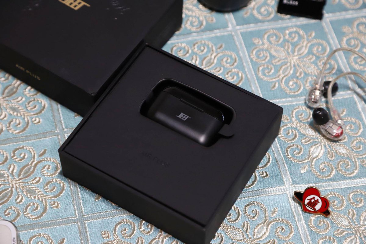 sebastiaofolga1's tweet photo. Just unboxed my new wireless earbuds—sound quality is chef’s kiss and the case fits perfectly in my jeans pocket!  Can’t wait to test them on my morning run! https://t.co/JWDgkMhsMW