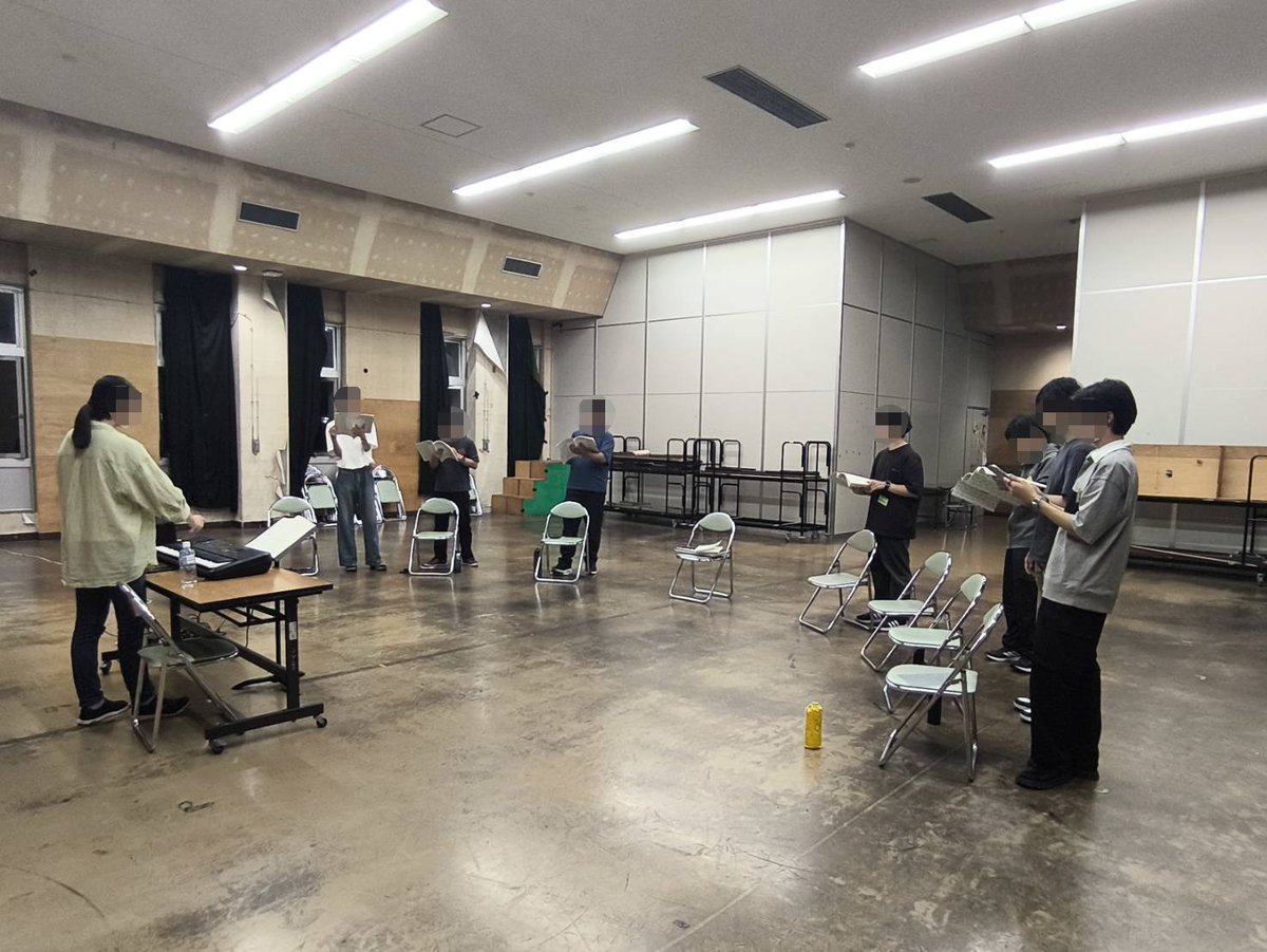 shimadaikonsei's tweet photo. 【#今日のしまこん】
こんにちは😊島根大学混声合唱団です！
今日もコンクールに向けての練習をしました🎶セクション練習ではより細かい部分に着目して歌いました！
合わせでは後半の静かな部分を繊細に歌う練習をしました🙌

#しまこんの日常
ゲームのジェネギャを感じている人たちとその他…です😆 https://t.co/ZlDM0gsUGP