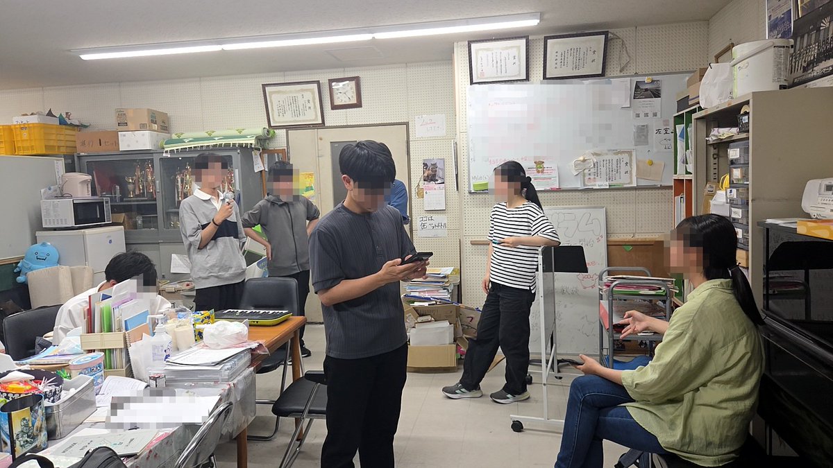 shimadaikonsei's tweet photo. 【#今日のしまこん】
こんにちは😊島根大学混声合唱団です！
今日もコンクールに向けての練習をしました🎶セクション練習ではより細かい部分に着目して歌いました！
合わせでは後半の静かな部分を繊細に歌う練習をしました🙌

#しまこんの日常
ゲームのジェネギャを感じている人たちとその他…です😆 https://t.co/ZlDM0gsUGP