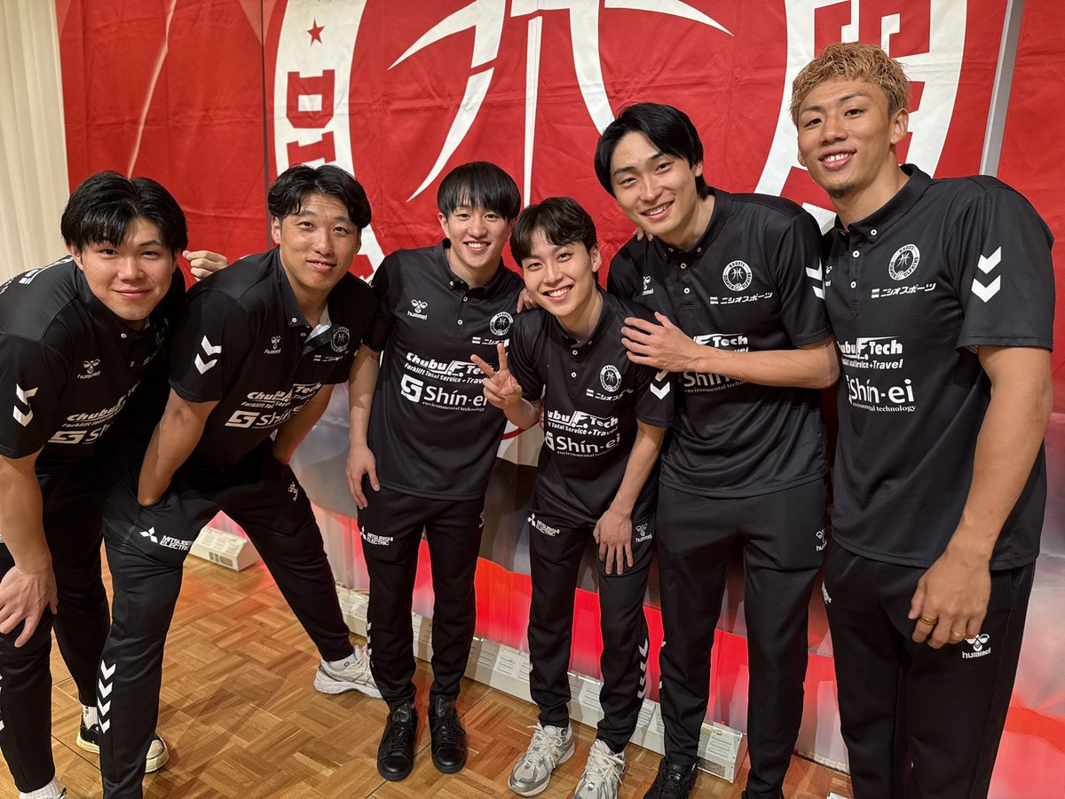 nagoyadolphins's tweet photo. 既に帰国していた選手もおりますが…
パーティー当日はチームが揃う最後の日でした💐
#退団スタッフを囲む選手たち #小林幸平 AT
#川原侑大 AC #山邉大心 VA #児玉晴弥 MG https://t.co/yZmfpPaTXD