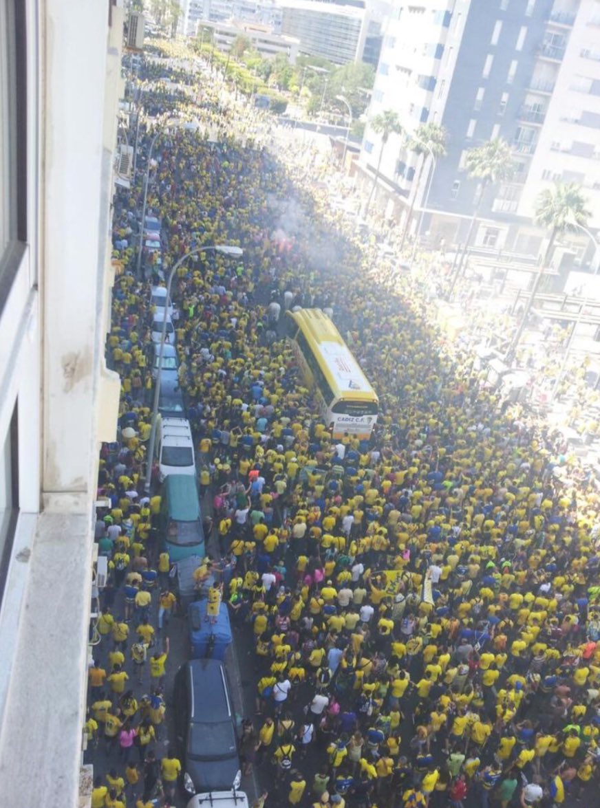 cadi_fer_'s tweet photo. afición de primera y quien lo niegue es ciego.

aqui estamos nosotros con 111k habitantes. ambos vídeos en 2b (muchísimo mas complicado que 1rfef) https://t.co/v2Ii0XhNsZ