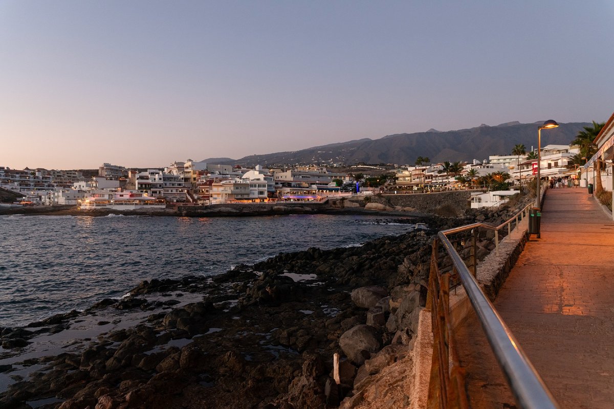 costa_adeje's tweet photo. 🥰 Pasear al atardecer, encontrarse frente al mar y brindar por lo vivido. Así puede ser una noche con tu grupo de amigos en Costa Adeje, ¿te vienes?
#EnCuerpoyMente #LaCaleta #CostaAdeje #OcioCostaAdeje #TenerifeSur https://t.co/8XjjSSJ4vb