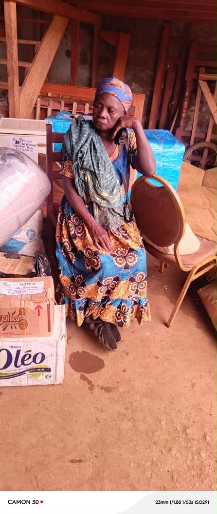 QueenMaker237's tweet photo. Cette grand-mère est arrivée à l'Agence Général express de Yaoundé byemassi hier soir venant  de Bandjoun (KAÀYO) TOBE. Le seul numéro qu'elle donne est un numéro confondu ! Bien vouloir partager afin qu'on vienne la récupérer.
Elle s'appelle MAGOUBAH MADELEINE https://t.co/XgAVcCq9Gz