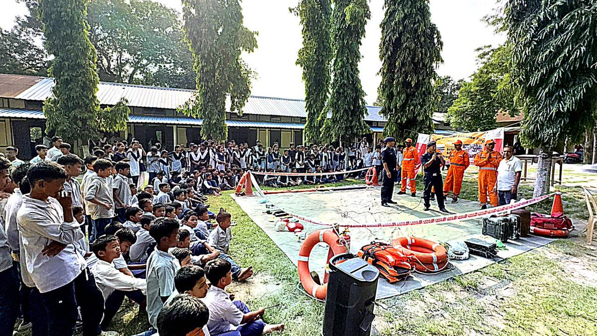 12bnndrf's tweet photo. 12NDRF Teams conducted #SSP at Karotipar High school #Majuli , Rupahimukh Janajati High School, #Sivasagari & Chimon Chapori Higher Secondary School #Dhemaji #Assam more than 850 students & teachers were benefitted with do’s and don’t during disaster.
#NDRF4U
#BePrepard https://t.co/wk6V9IOp99