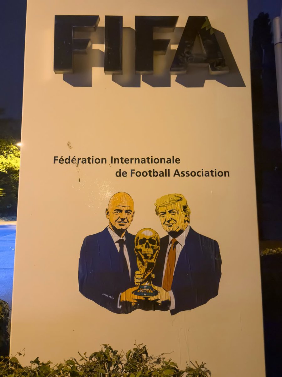 FutboliPolitica's tweet photo. 🇨🇭GRAFITIS DE PROTESTA EN LAS INMEDIACIONES DE LA FIFA

La artista callejera Laika intervinió las inmediaciones del edificio de la FIFA, ubicado en Zurich, como forma de protesta a la Copa del Mundo. https://t.co/dMXqTf571r