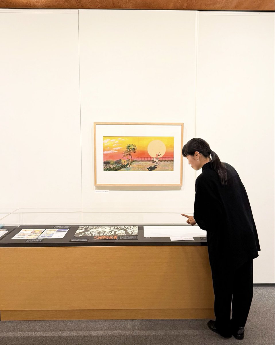 THECABINCOMPANY's tweet photo. ＼いよいよ開幕／
『ザ・キャビンカンパニー展in 安曇野ちひろ美術館』🎉

明日６月１２日(金)は開幕イベントです。

①14:30〜15:30 アーティストトーク
②15:45〜 サイン会

学芸員の皆さんが「がっこうにまにあわない」と「ゆうやけにとけていく」の全原画と、その制作過程を一望できる、素晴らしい展覧会を作りあげて下さいました！

沢山のご来場お待ちしております😌

『ようこそ！ ザ・キャビンカンパニー新収蔵作品展：がっこうにまにあわない・ゆうやけにとけていく』2026年6/12（金）〜9/6（日）／安曇野ちひろ美術館
詳細▽
https://t.co/EvrcxEuDsg

#ザキャビンカンパニー
#安曇野ちひろ美術館
#がっこうにまにあわない
#ゆうやけにとけていく