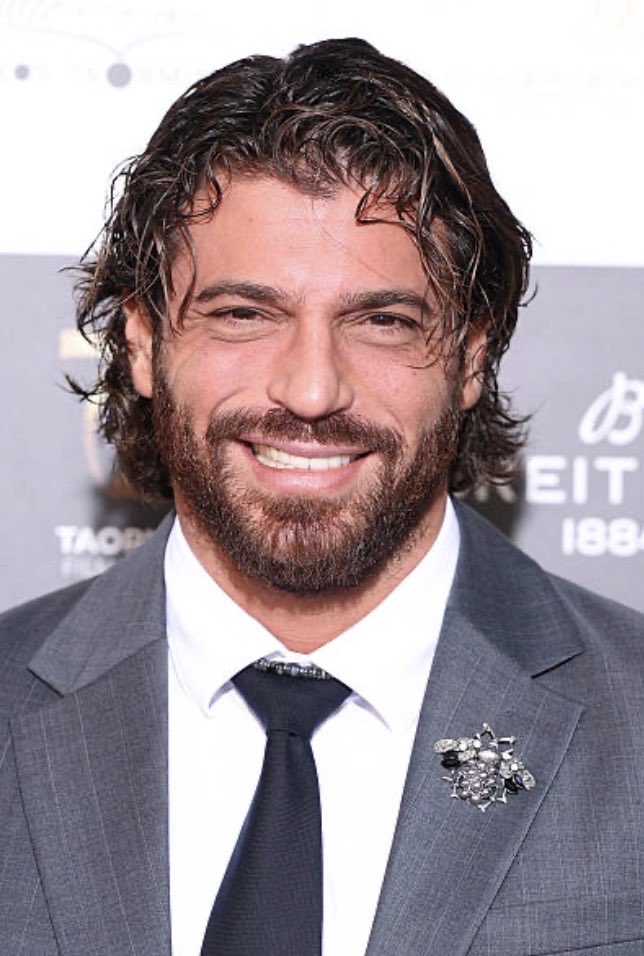 infocanbr's tweet photo. Can Yaman no Taormina Film Fest: elegância impecável, sorriso marcante e uma presença que naturalmente atrai todos os olhares. https://t.co/OqWpmfcopj
