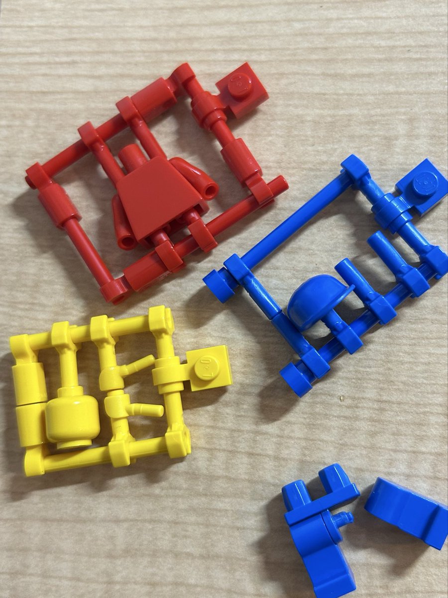 takubricks's tweet photo. ミニフィグをプラモデル風にしてみた
#LEGO #深く考えず勢いだけで作った作品をポストする https://t.co/HEkRKYSzB9