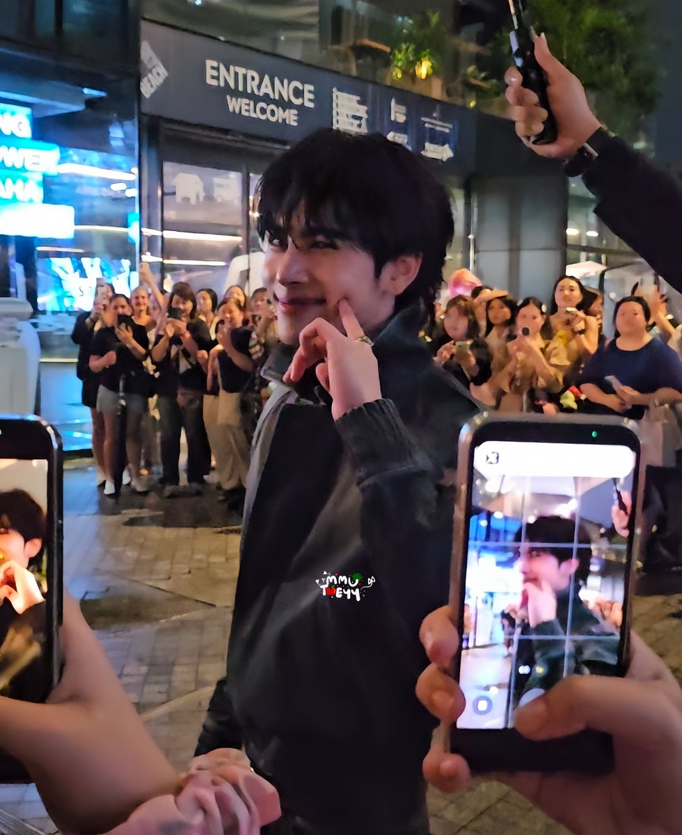mmutoeyy's tweet photo. วันมอมๆของผมไม่มอมแล้วว  แซนต้าจิ้มแจ้มวิ้งค์ๆเย้ยย 🤏🏻 

SANTA WITH BURBERRY SUMMER

#BurberryXSanta 
#Santapp https://t.co/ypZGKrIZsf