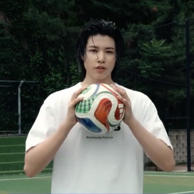 anchanspace's tweet photo. #LOUIS #루이  #ルイ
#LNGSHOT #롱샷 #ロンシャ

260611 fastpaper with VISA

🐘Tap in challenge. What's so hard about that?
🐘I graduated from FC Seoul Academy, so today I'm going to teach you how to tap in. Let's Go!
🐘In football tap-in goal is when you guide the ball right in front of the net into the goal
🐘Hyung, are you listening to me?