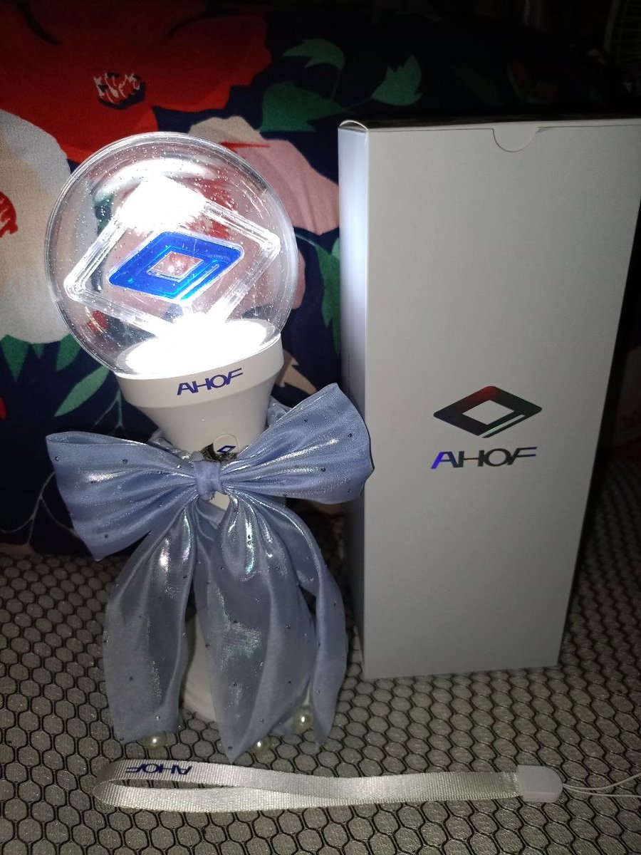 AndyShane16's tweet photo. WTS‼️
WTS‼️
 Ahof Lightstick ‼️‼️‼️
Madami pong freebies na kasama (QR Album, Fancon LS, PCs.)
Can meet po around manila.
Pm po sa gusto. https://t.co/loIDZpY4el