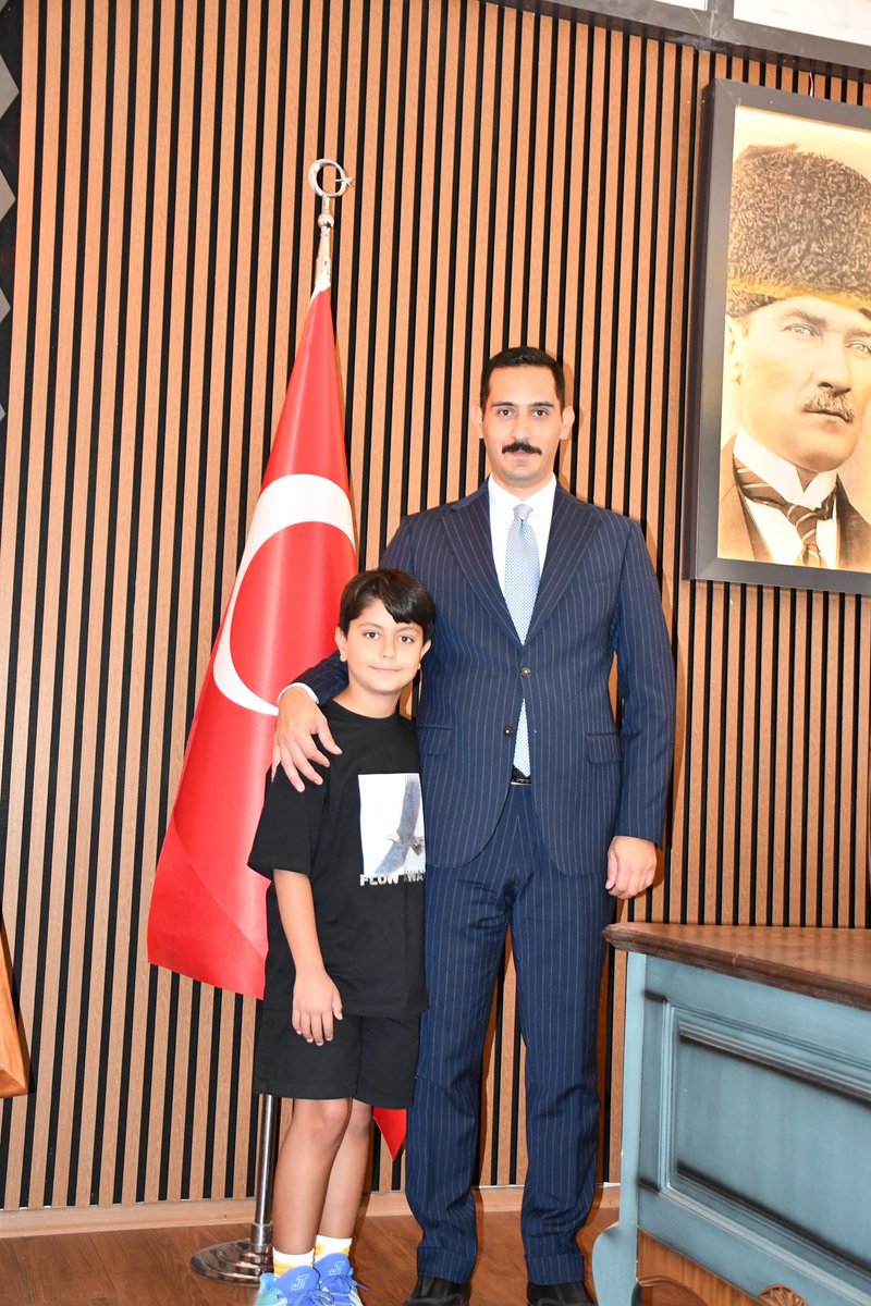 SGYavuz's tweet photo. Oğlum Yağız Alp ile birlikte İslahiye Kaymakamı Sn.Mehmet SOYLU’yu makamında ziyaret ettik.
Vatan ve millet sevgisini her zaman ön planda tutan,dürüstlüğü,çalışkanlığı ve devlet ciddiyetiyle takdir toplayan Sayın Kaymakamımıza nazik kabulleri ve sohbetleri için teşekkür ediyoruz. https://t.co/EHxzzib8bo