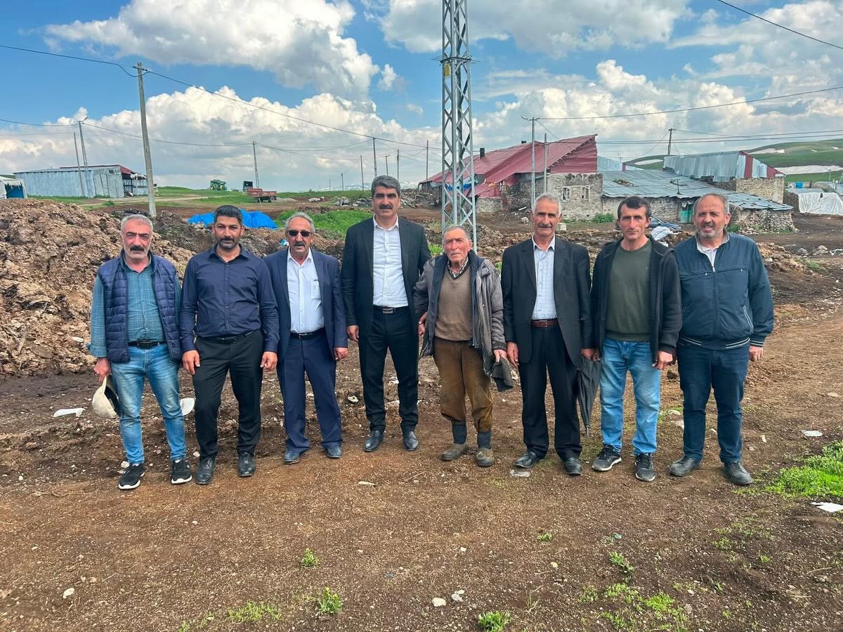 askalebeledyesi's tweet photo. Meclis Üyemiz Sayın Cavit Kaplan ile birlikte 📷Tepsicik Mahallemizde devam eden ve planlanan hizmetlerimizi yerinde inceleyerek değerlendirmelerde bulunduk.Göstermiş oldukları ilgi alaka için mahalle muhtarımız ve mahalle sakinlerimize teşekkür ederiz.. https://t.co/iAw0RECBwe