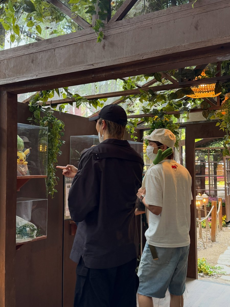 jhopewaist's tweet photo. photos from namjoon’s new instagram post with hobi 💘 https://t.co/HDm92w9yBt