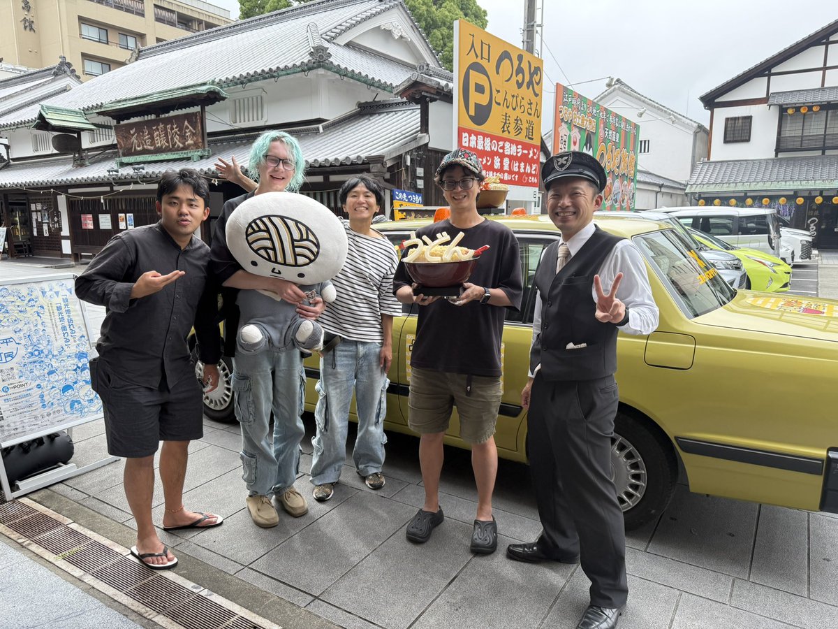Shandy_Life's tweet photo. 香川の琴平いったらぜひ乗ってほしい「うどんタクシー」。

2-3軒しか回らないのに割高だと正直思ってたけど、そもそもうどんは3軒も行けば十分でなんなら2軒目からアルトゥルちょっと苦しそうだった。

なにより運転手さんの知識豊富で好み伝えたら「これだ！」って店にいってくれるの最高すぎた。 https://t.co/tldnXPacsT