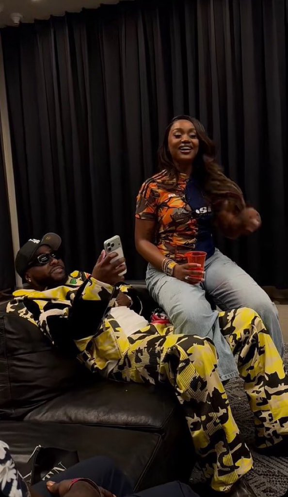 Spicy_Bitz's tweet photo. Davido &amp; his wife chioma backstage at FIFA World Cup countdown 2026 in Los Angeles 🥰🇺🇸 https://t.co/Z1IZetdjbJ