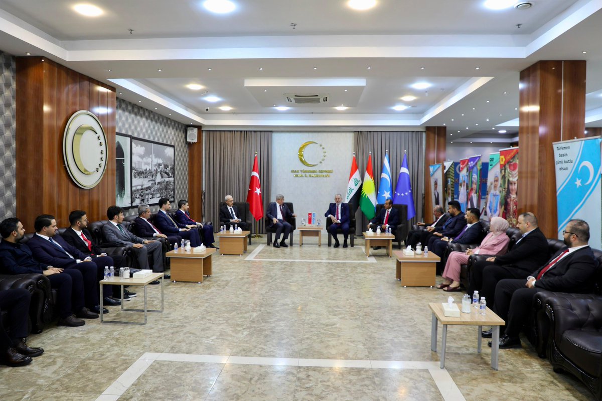 GelecekPartiTR's tweet photo. Aslımız Türkmen’dir, soyumuz Oğuz’dur, adımız Yörük’tür.

Genel Başkanımız Sayın Ahmet Davutoğlu ve beraberindeki heyetimiz; asırlardır bu kadim ata yurdunda dilini, kültürünü, kimliğini ve özünü büyük bir vakarla muhafaza eden aziz Türkmen kardeşlerimizle Türkmen Cephesi’nde gönüllerimizle bir araya geldi.

Bu buluşma yalnızca bir ziyaret değil; ortak tarihimizin, müşterek hafızamızın ve sarsılmaz kardeşliğimizin nişanelerindendir.

Atamız bir, kökümüz bir, soyumuz birdir. Aramıza çizilen sınırlar gönüllerimizi ayıramaz. Türkmen kardeşlerimizin sevinci sevincimiz, hüznü hüznümüz; varlığı varlığımızdır.

Allah’ın izniyle, bizi birbirimize bağlayan bu köklü kardeşlik hukukunu nesilden nesile taşıyacak; birliğinizi birliğimiz, geleceğinizi geleceğimiz bilerek yanınızda olmaya devam edeceğiz.