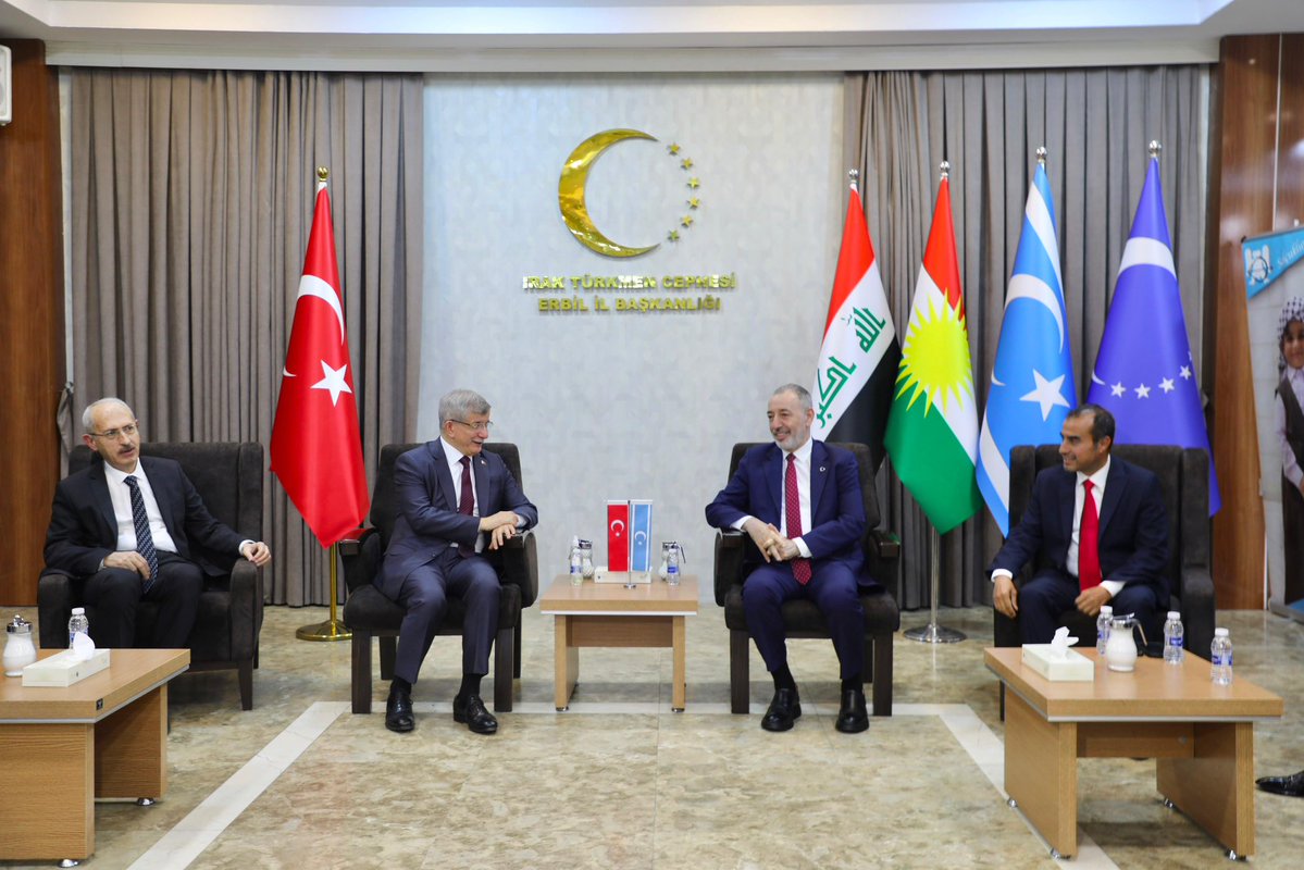 GelecekPartiTR's tweet photo. Aslımız Türkmen’dir, soyumuz Oğuz’dur, adımız Yörük’tür.

Genel Başkanımız Sayın Ahmet Davutoğlu ve beraberindeki heyetimiz; asırlardır bu kadim ata yurdunda dilini, kültürünü, kimliğini ve özünü büyük bir vakarla muhafaza eden aziz Türkmen kardeşlerimizle Türkmen Cephesi’nde gönüllerimizle bir araya geldi.

Bu buluşma yalnızca bir ziyaret değil; ortak tarihimizin, müşterek hafızamızın ve sarsılmaz kardeşliğimizin nişanelerindendir.

Atamız bir, kökümüz bir, soyumuz birdir. Aramıza çizilen sınırlar gönüllerimizi ayıramaz. Türkmen kardeşlerimizin sevinci sevincimiz, hüznü hüznümüz; varlığı varlığımızdır.

Allah’ın izniyle, bizi birbirimize bağlayan bu köklü kardeşlik hukukunu nesilden nesile taşıyacak; birliğinizi birliğimiz, geleceğinizi geleceğimiz bilerek yanınızda olmaya devam edeceğiz.