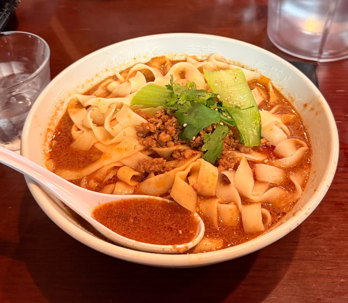 SochoBro's tweet photo. 職場訪問ついでに同期と久しぶりに飯を。8年振りくらいに訪問の刀削麺へ。

張家 虎ノ門店
坦々刀削麺 大盛り

  #FFRKラーメン部  3食目 https://t.co/phqqG2ILyp