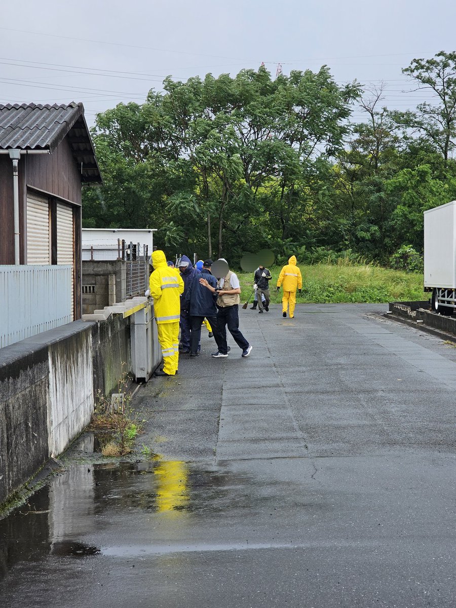 Ds5Of's tweet photo. 6月7日　町内一斉溝掃除と防潮堤の確認作業をしました。
雨のなか大変お疲れ様でした
#呼松町内一斉溝掃除　#呼松防潮堤 https://t.co/03M8XT7KgT