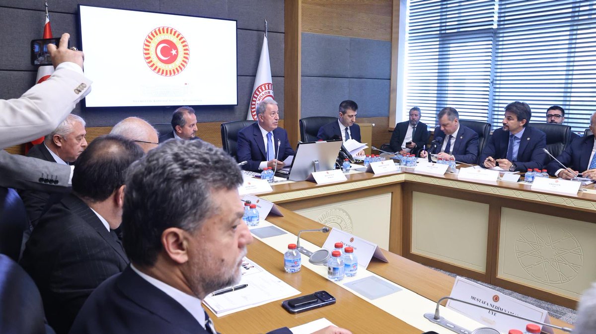 hulusiakarmedya's tweet photo. 📍Milli Savunma Komisyonu 

TSK,
Kahraman Mehmetçiğimiz ve
Askeri hizmetleri ilgilendiren önemli düzenlemeler:

-TSK personeline yapılacak bazı ödemeler,
-Sözleşmeli erbaş ve erlerin kamuda istihdamı,
-Askerlikten muaf tutulanların uzman erbaşlık için başvurabilmesi,
-Sözleşmeli erbaş ve erlerin kadro ve sözleşmeli pozisyonlara atanabilmesi…

Komisyonumuzda görüşülerek kabul edilen kanun teklifinin hayırlı olmasını diliyoruz.