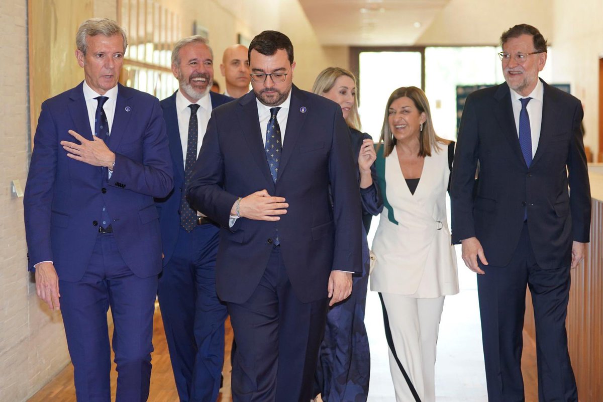 mjburuaga's tweet photo. Enhorabuena a Alfonso Fernández Mañueco por su toma de posesión como presidente de Castilla y León. 
 Cantabria y Castilla y León compartimos mucho más que frontera: historia, raíces y futuro. 
 Seguiremos caminando juntos, querido amigo. ¡Mucho éxito! https://t.co/HmxNNqg7DX