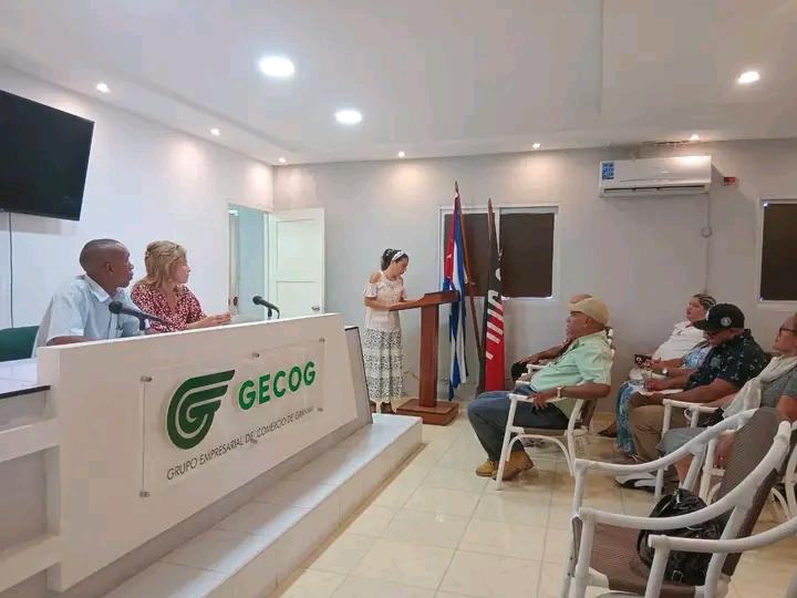 Universidad_UDG's tweet photo. Desde GECOG, junto a directivos y recién egresados, impulsamos el ingreso al programa de formación de la Facultad para la superación de cuadros y trabajadores del sector.
#FCES #UniversidadDGranma #100AñosConFidel https://t.co/fHZlDahrEu